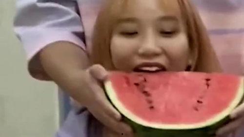 女生谈恋爱后吃瓜,揭秘女生谈情说爱中的那些甜蜜“吃瓜”瞬间