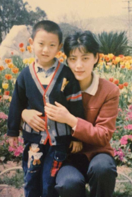 瓜地吃瓜黄子韬,趣味横生演绎夏日欢乐时光