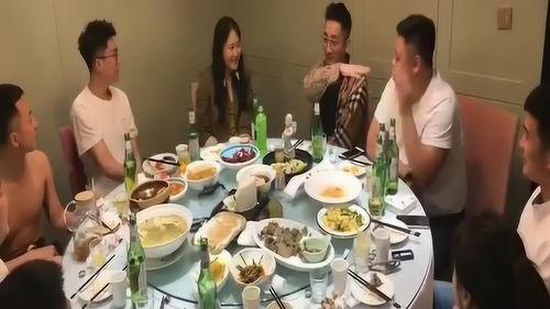 女子出游吃瓜,女子共享美味瓜果时光