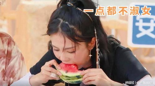 白鹿吃瓜图片,趣味横生，揭秘动物界的“美食家”