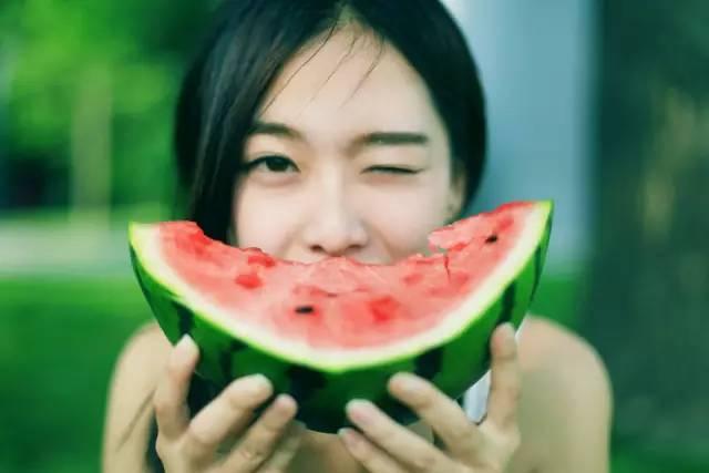 吃瓜声音大,揭秘吃瓜声音背后的狂欢世界