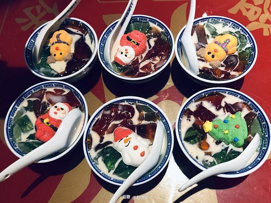 大爷抱着汤碗吃瓜图片,大爷怀抱汤碗悠然吃瓜