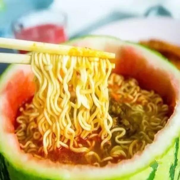 带你吃瓜僵尸泡面视频